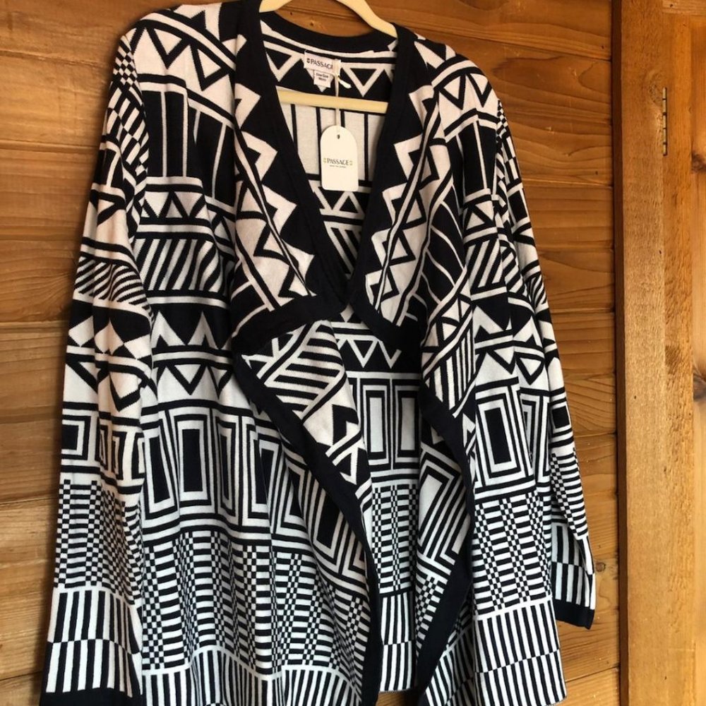 NWT! Beautiful Navy & White Tribal Print Cardigan